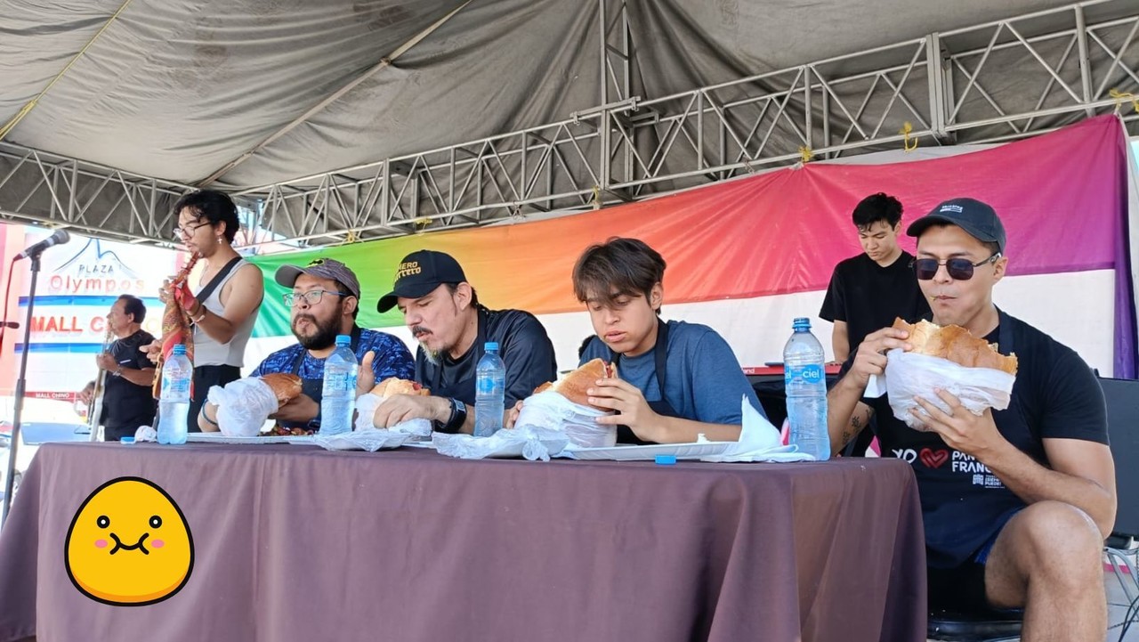 Los participantes debían comer un lonche de 'El Payo'. (Fotografía: Gobierno de Torreón)