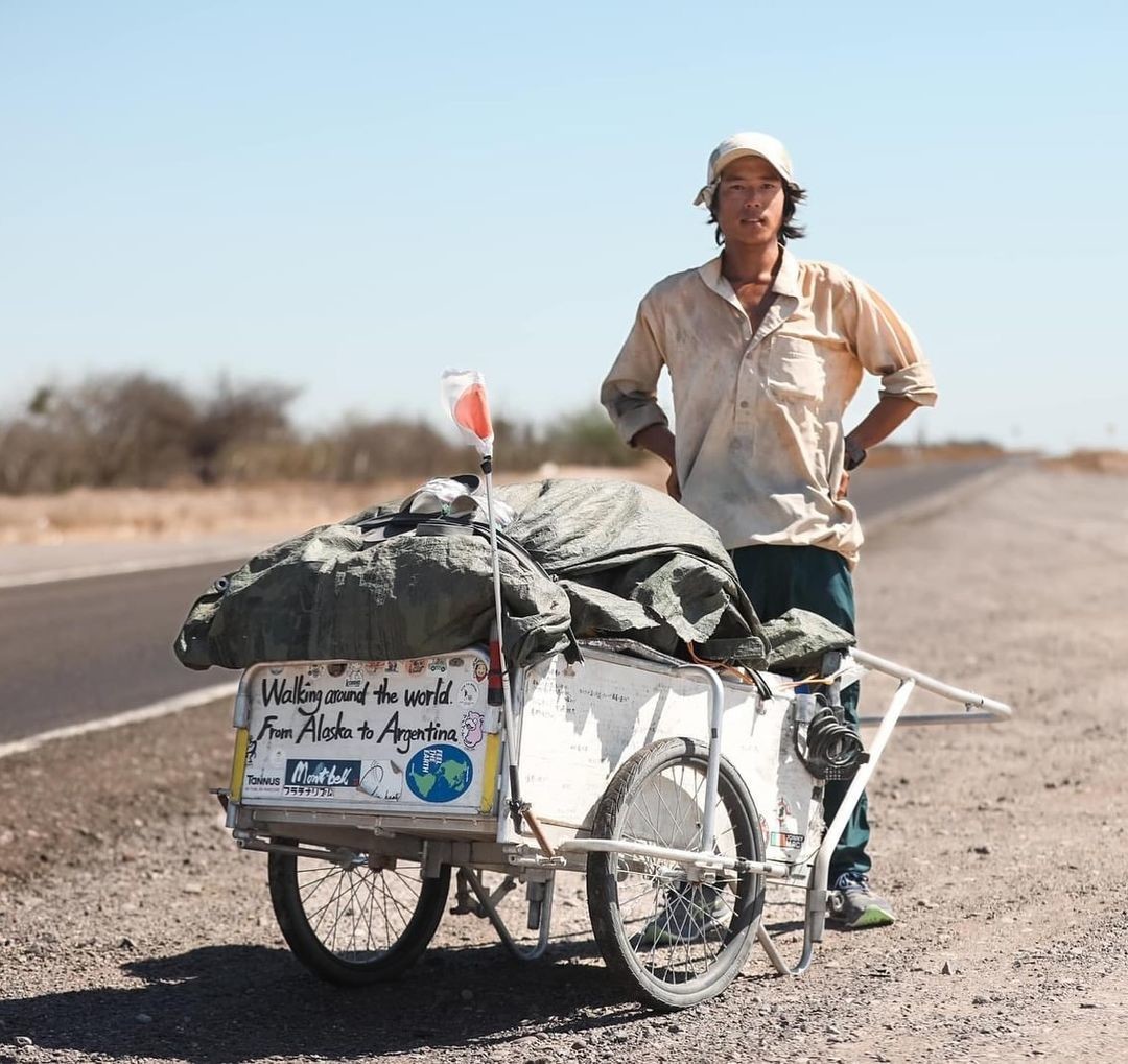 Atsushi Yao posando a un lado de la Carretera Transpenunsular. Atsushi Yao. Instagram