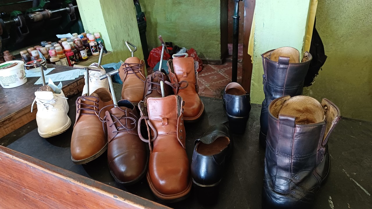 Comercios de Durango, ofrecen una segunda vida a zapatos viejos. Foto: Gerardo Lares.