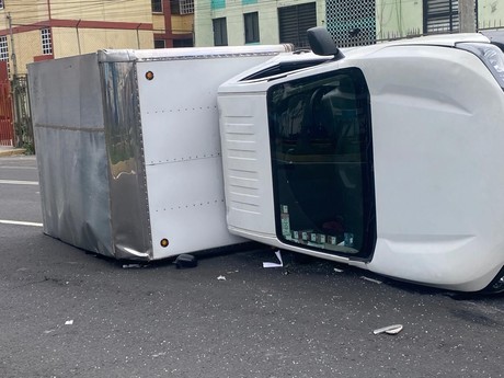 IZTAPALAPA: Vuelca camioneta cargada de vinos y licores