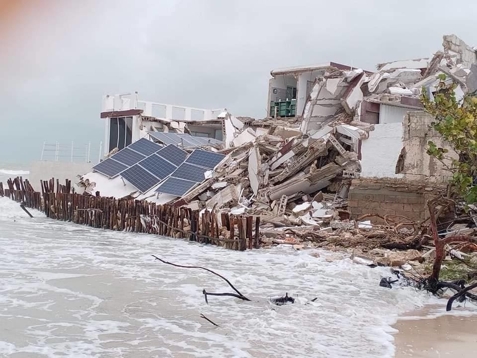 El paso del huracán “Milton” por el puerto de Chuburná dejó como saldo una casa de playa destruida.- Foto de Eco Yucatán