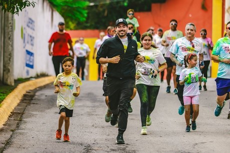 Más de 1,500 corredores apoyan la educación en Santiago con lluvia de colores