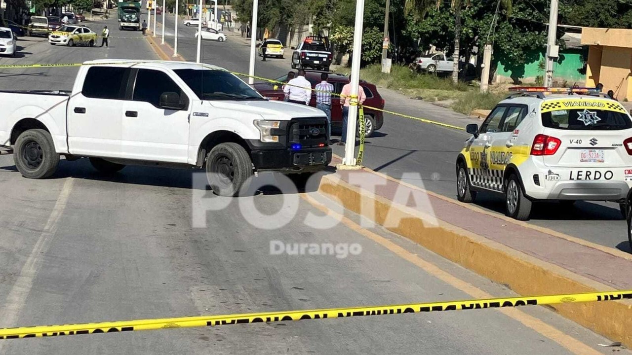 Desconocidos ejecutan a un hombre a balazos en los límites de Lerdo y Gómez Palacio, en pleno bulevar. Foto: Cortesía.