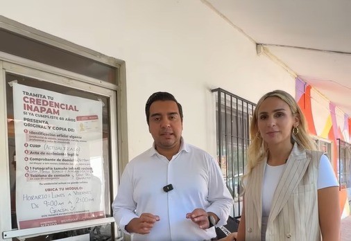 Jesús Nava y Paola García Yves dando los requisitos para registrarse para la tarjeta del INAPAM. Foto: Facebook Jesús Nava.