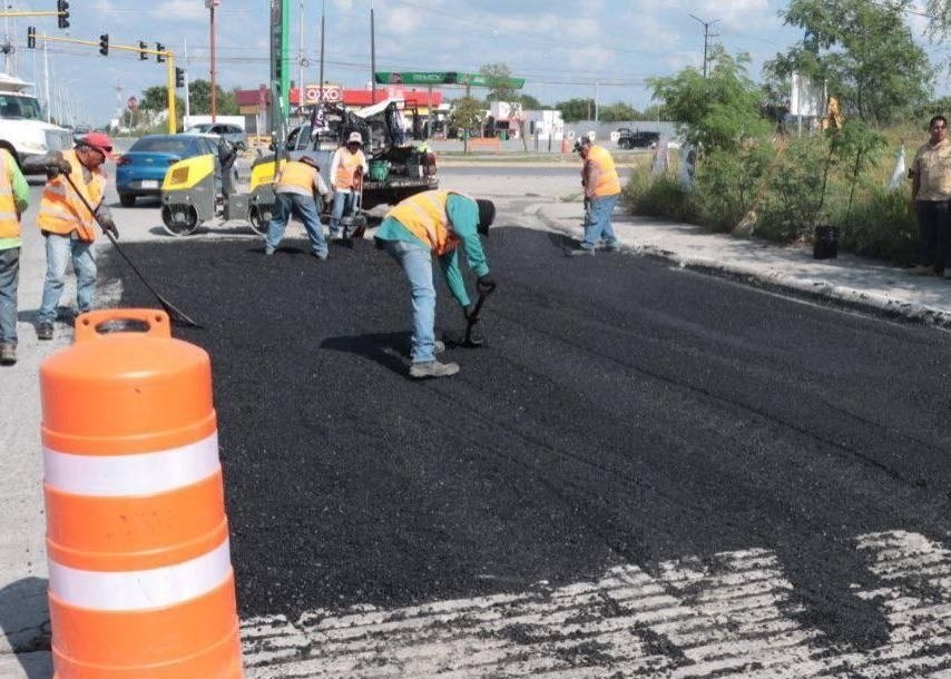 Trabajadores del municipio de Juárez en labores de bacheo. Foto: Facebook Félix Arratia