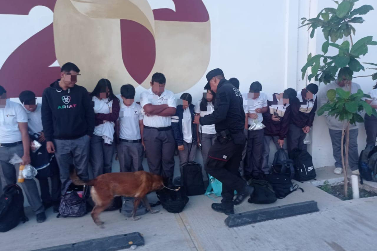 A ocho estudiantes les fueron encontradas sustancias ilícitas y armas blancas, que fueron entregadas a las autoridades educativas para notificar a los padres de familia. Foto: Carlos García