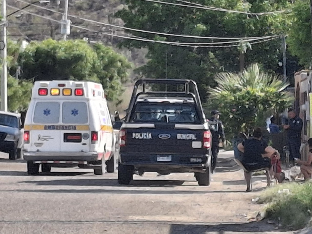 Elementos de la policía municipal de La Paz y Grupo Calafia llegando al domicilio. Foto: Cortesía NBCS Noticias