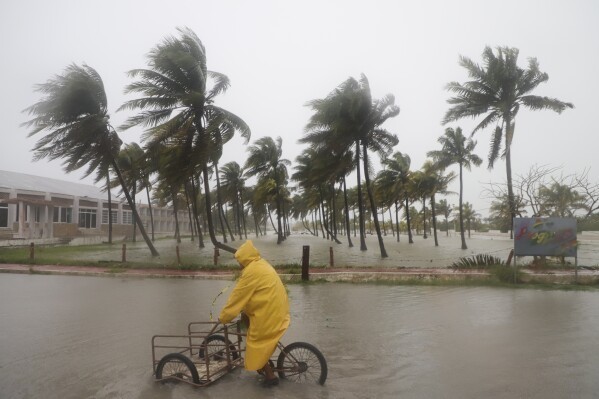 Vientos fuertes y tormentas es lo que se han presentado en Florida antes de que pegue el huracán Milton. Foto: AP.