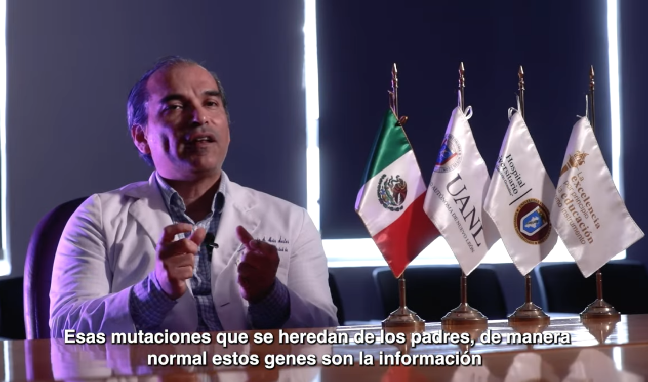 El Dr. Mata señala que el uso de nuevos medicamentos, como los moduladores de CFTR, ha transformado la forma en que se trata esta enfermedad. Foto: UANL.