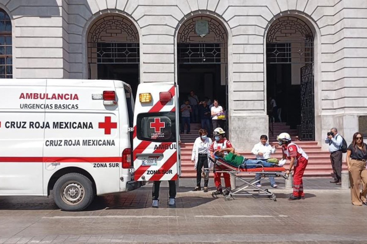 La persona perdió el conocimiento y cayó desde su propia altura, resultando lesionado tras el golpe; fue valorado y trasladado por la Cruz Roja a un hospital de la localidad. Foto: Axel Hassel