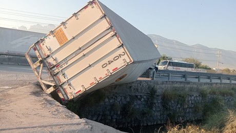 Cae tráiler a canalón y deja cuatro personas lesionadas en García (FOTOS)