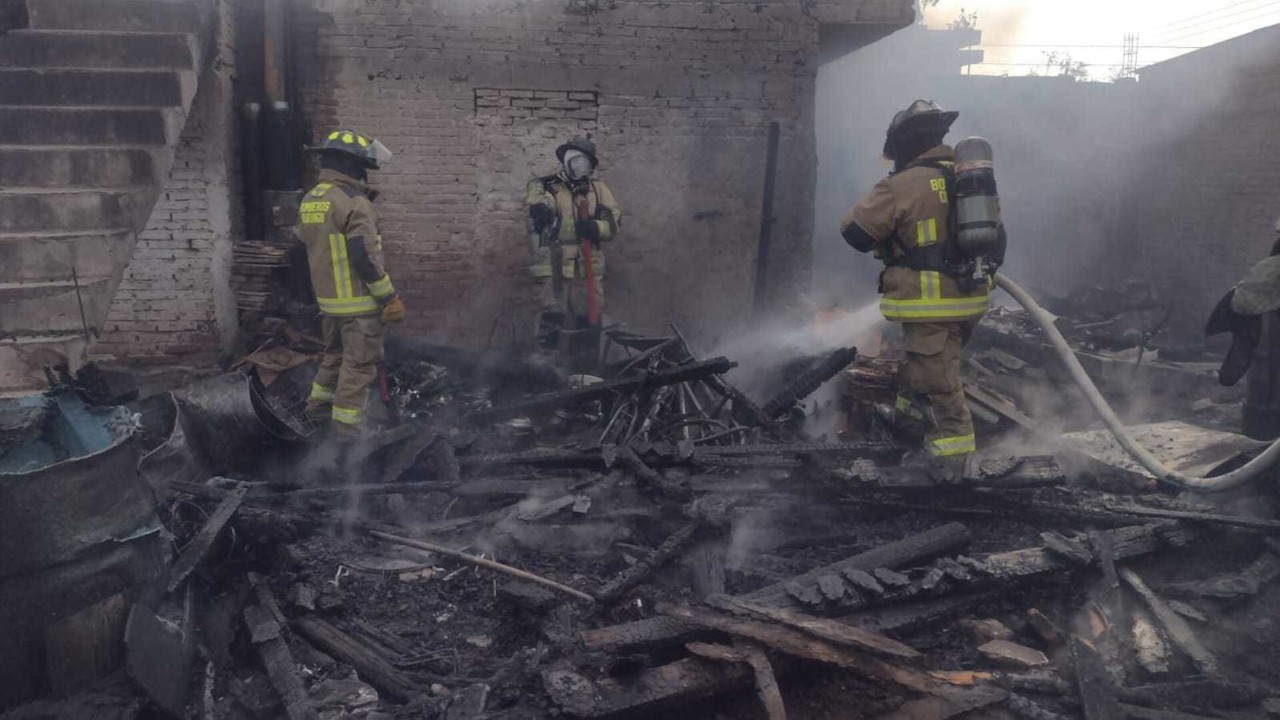 Se registró un incendio en la colonia José Ángel Leal, donde todo indica que el siniestro fue originado por un boiler de leña. Foto: Cortesía.