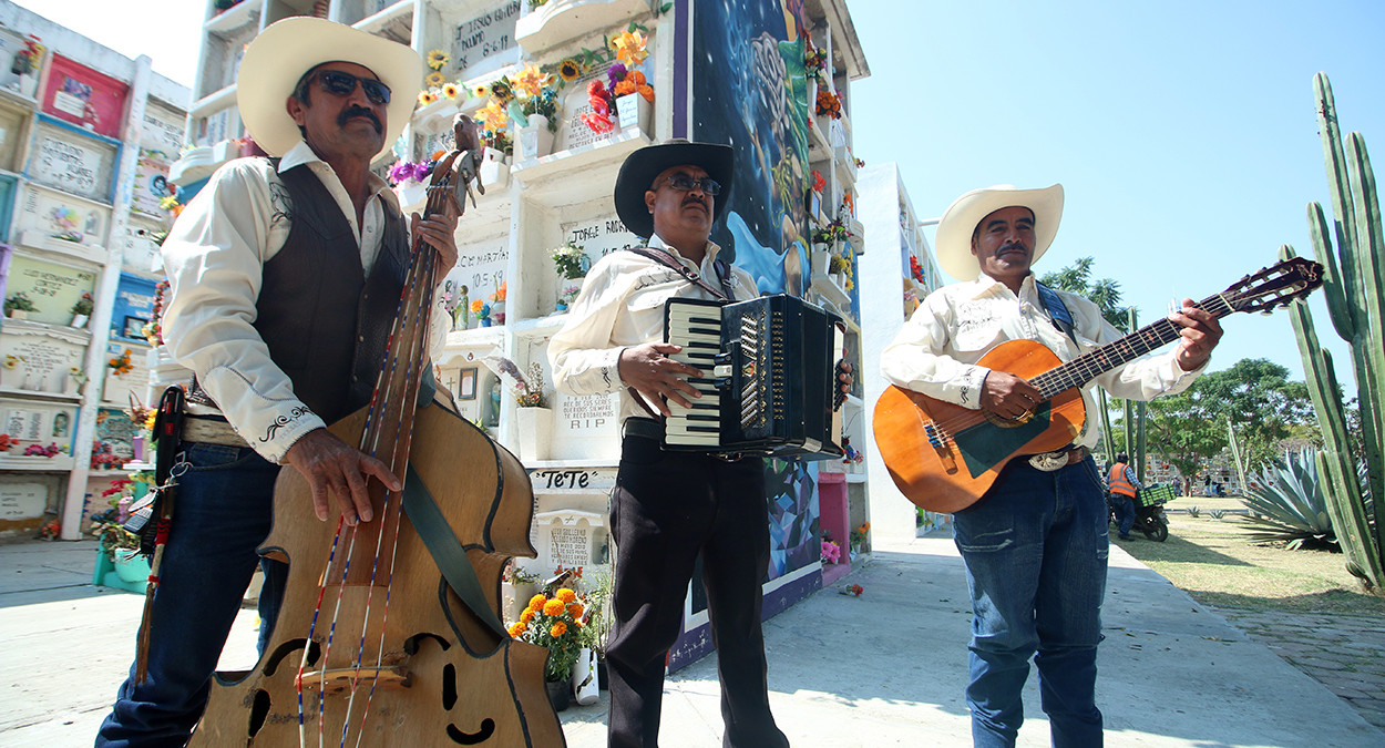 Grupos, mariachis y musicos visitan los panteones esos días. Foto: Redes Sociales