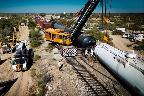 Se descarrilan diez vagones en Parras, uno transportaba gas LP