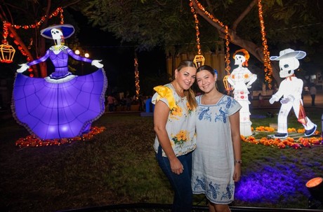 Encienden luces y estatuas gigantes en el Paque de San Juan de Mérida