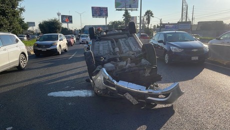 Automovilista vuelca en avenida Fidel Velázquez en Monterrey