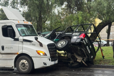 Tráiler impacta patrulla y deja un policía muerto en Iztacalco