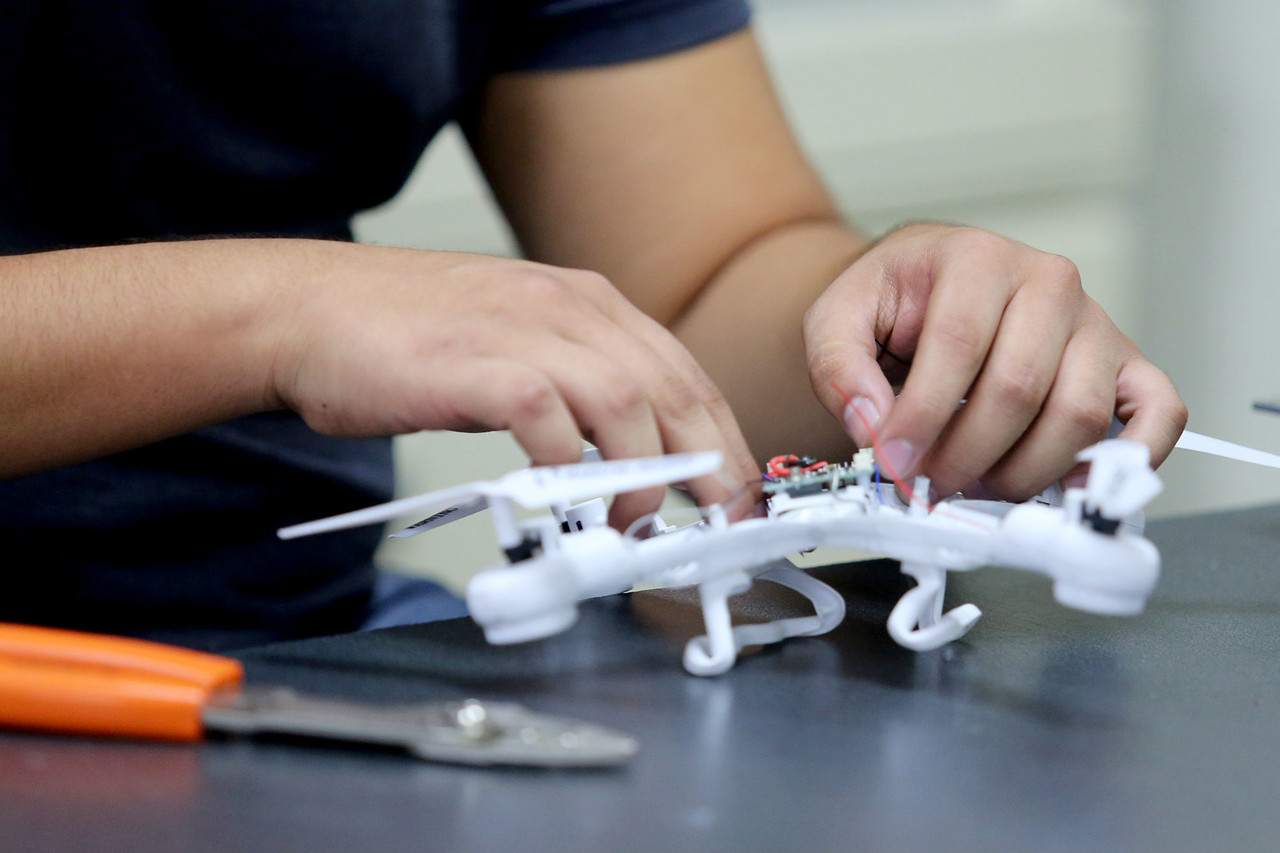 Un joven en el desarrollo de un drone. Foto: UANL.