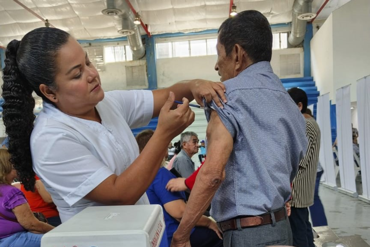 La campaña de vacunación contra influenza permanecerá vigente hasta marzo del siguiente año. Foto: Carlos Garcia