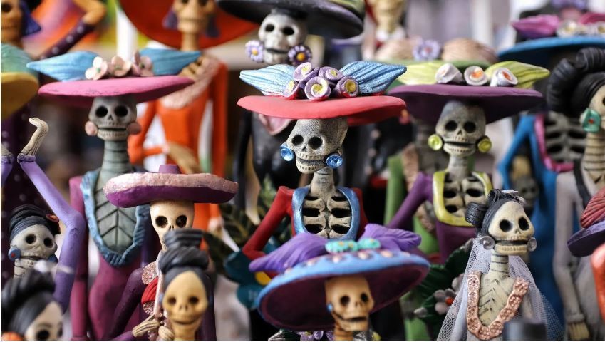 La calaverita literaria va decorada con imágenes caricaturescas de la persona a la que se dedica. Foto: Unsplash