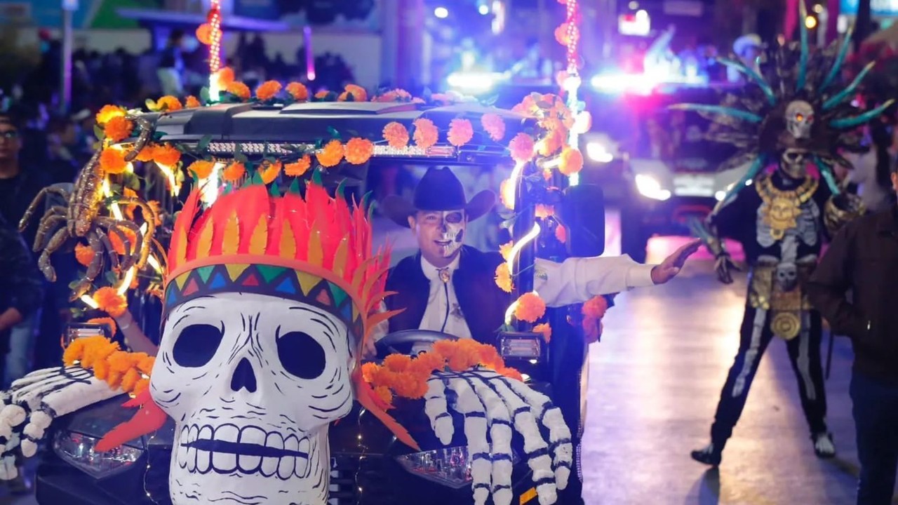 El alcalde municipal, “Toño” Ochoa, a bordo de un carro alegórico en el desfile de Día de Muertos. Foto: Gobierno Municipal.