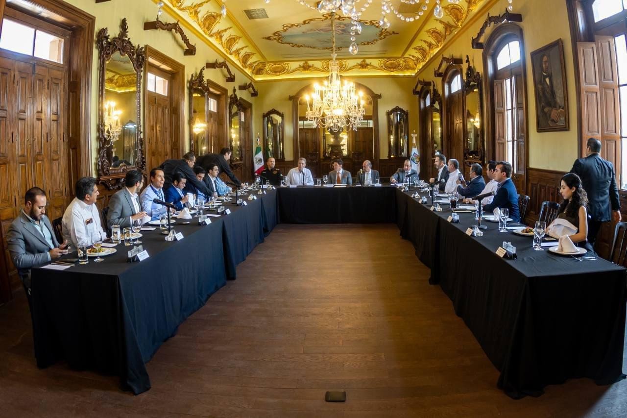 El gobernador Samuel García reunido con alcaldes metropolitanos. Foto: Armando Galicia