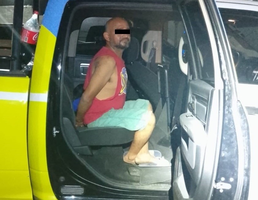 El hombre detenido por llevar 15 bolsas de plástico con cristal. Foto: Policía de Monterrey.