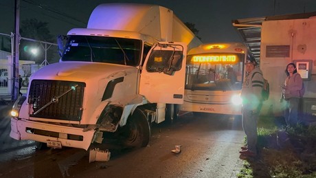 Mexibus choca con un tráiler en Tultitlán: hay dos heridos y un detenido