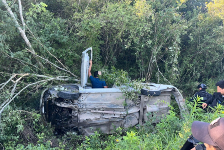 Vuelcan maestros en la carretera Casas- Soto la Marina; fallece uno