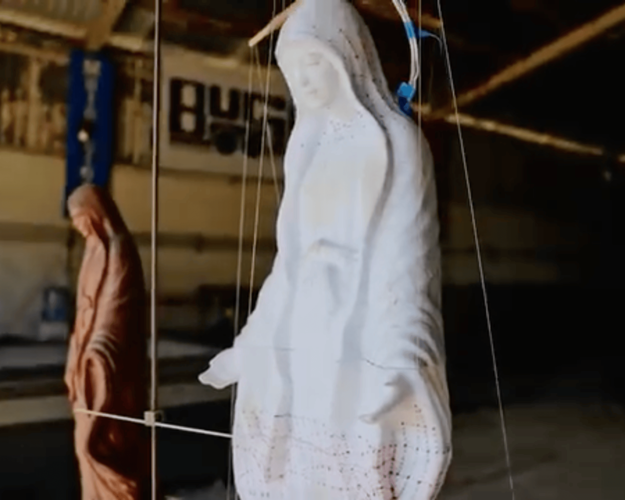 Se dio a conocer que está escultura elaborada en acero inoxidable va a superar los 30 metros de altura, se habla de que por si sola la cabeza de la virgen supera los 4 metros. Foto: Captura de pantalla