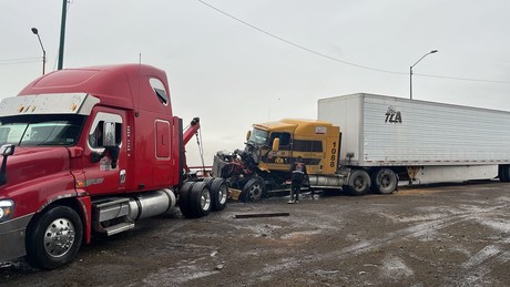 ¡Se salva! Tráiler queda al borde de caída fatal en Tlalnepantla