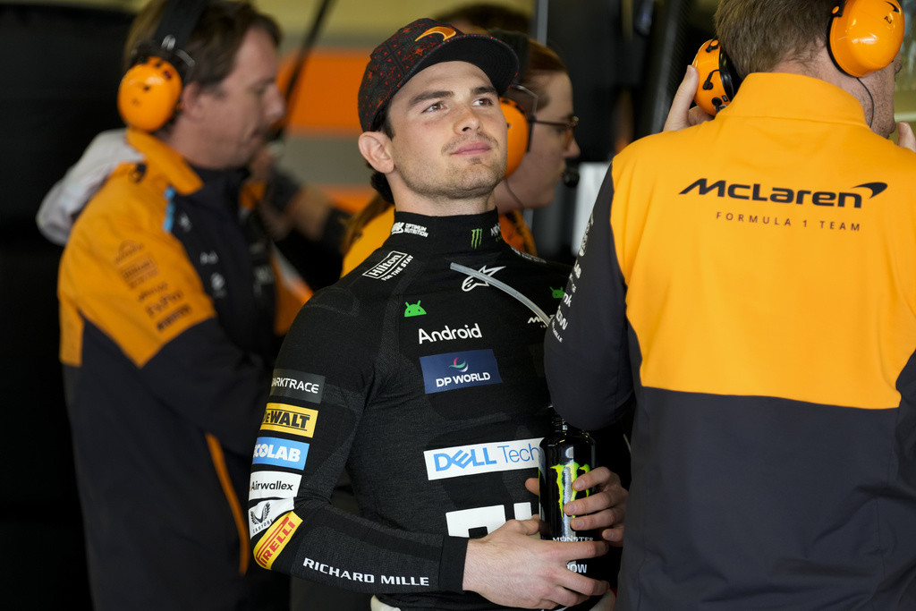 El piloto mexicano de McLaren Pato O'Ward recibe instrucciones durante la primera práctica previa al Gran Premio de México de Fórmula Uno, en la Ciudad de México el viernes 25 de octubre del 2024. (AP Foto/Moisés Castillo)