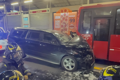 Accidente en Metrobús de la Línea 1, se estampa una camioneta blindada