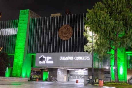 >Iluminan de verde el Palacio de Monterrey por Día Mundial de Parálisis Cerebral