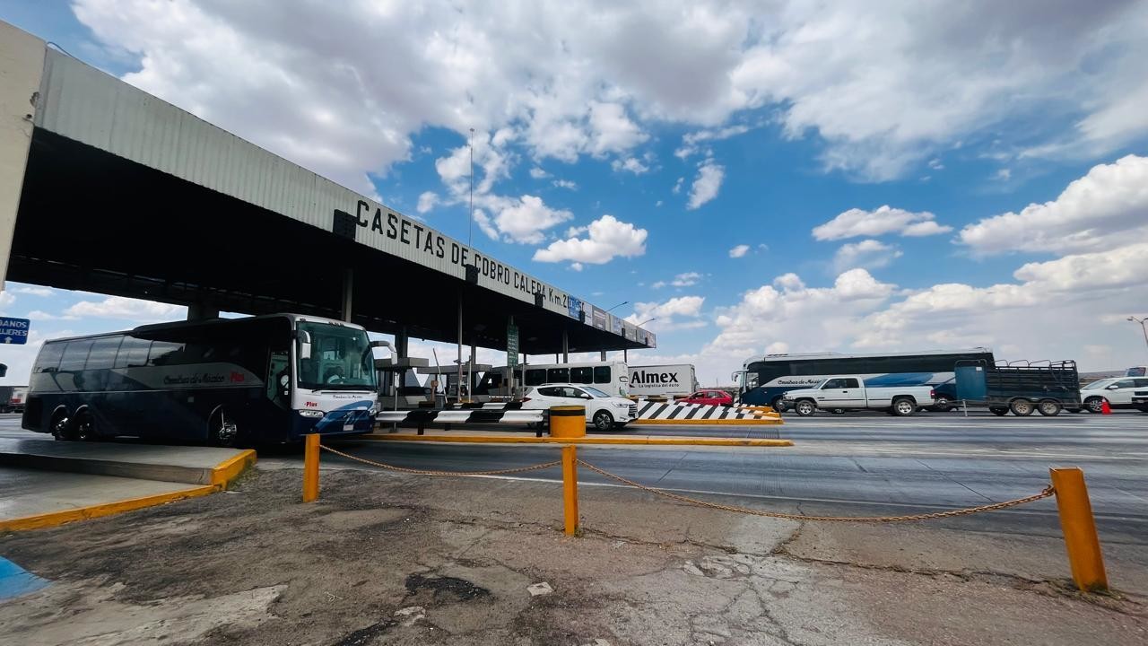 Siguen las afectaciones por cierre de Supercarretera. Foto: Jesús Carrillo.