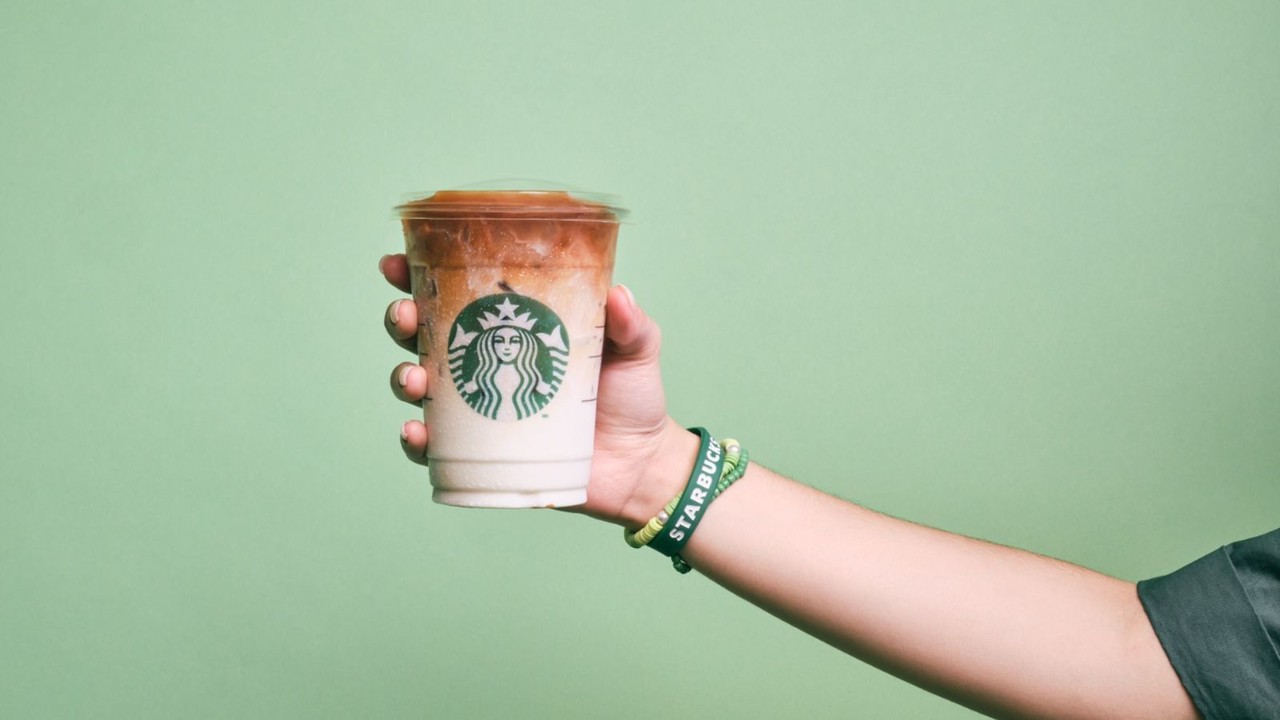 Pulseras de Starbucks y un café. Foto: Starbucks.