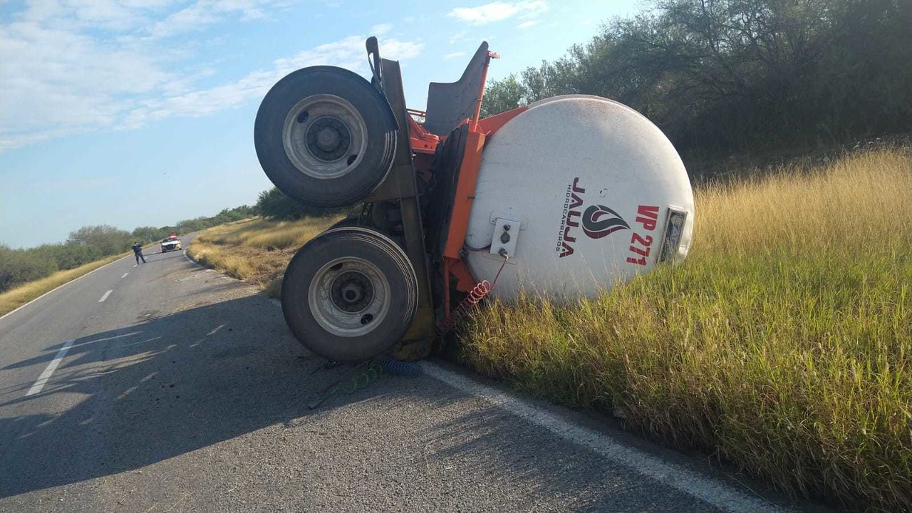 Una pipa con material flamable derrapó en el km 56 de la carretera Victoria - Matamoros, en el tramo Padilla - Jiménez. Foto: SSPT