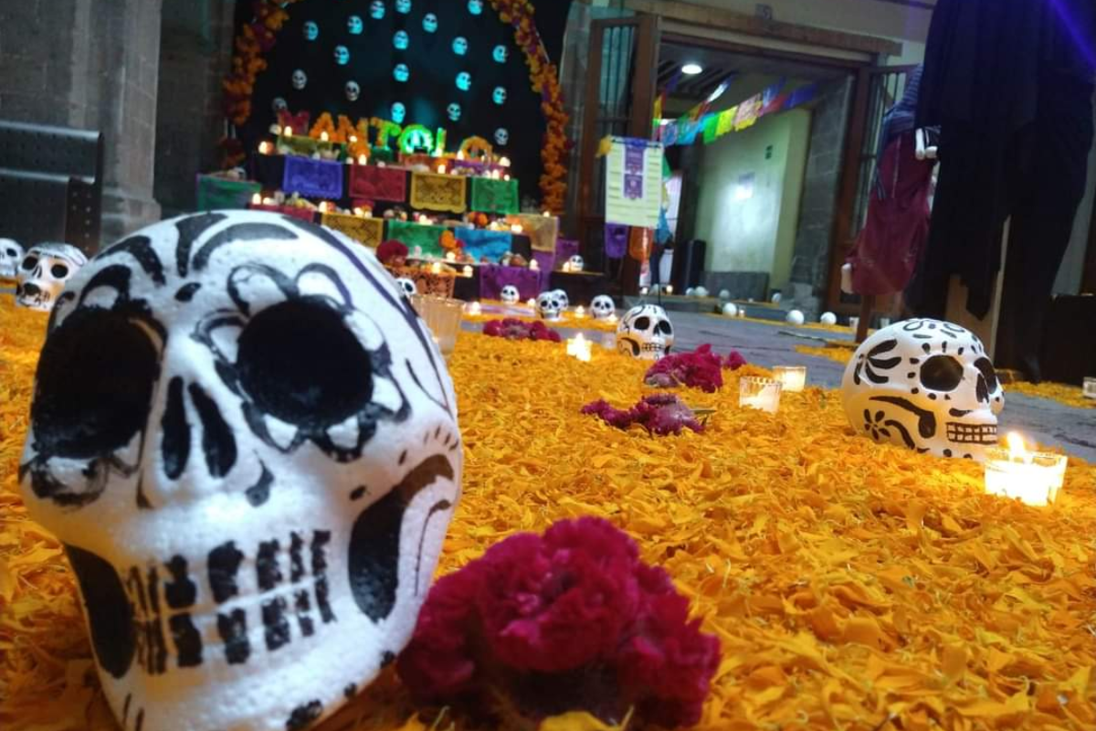 Una de las ofrendas del Día de Muertos en el Centro. Foto: @Centro_CDMX