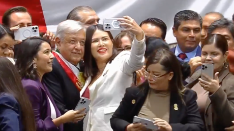 Reciben como rockstar a AMLO en toma de protesta de Claudia Sheinbaum