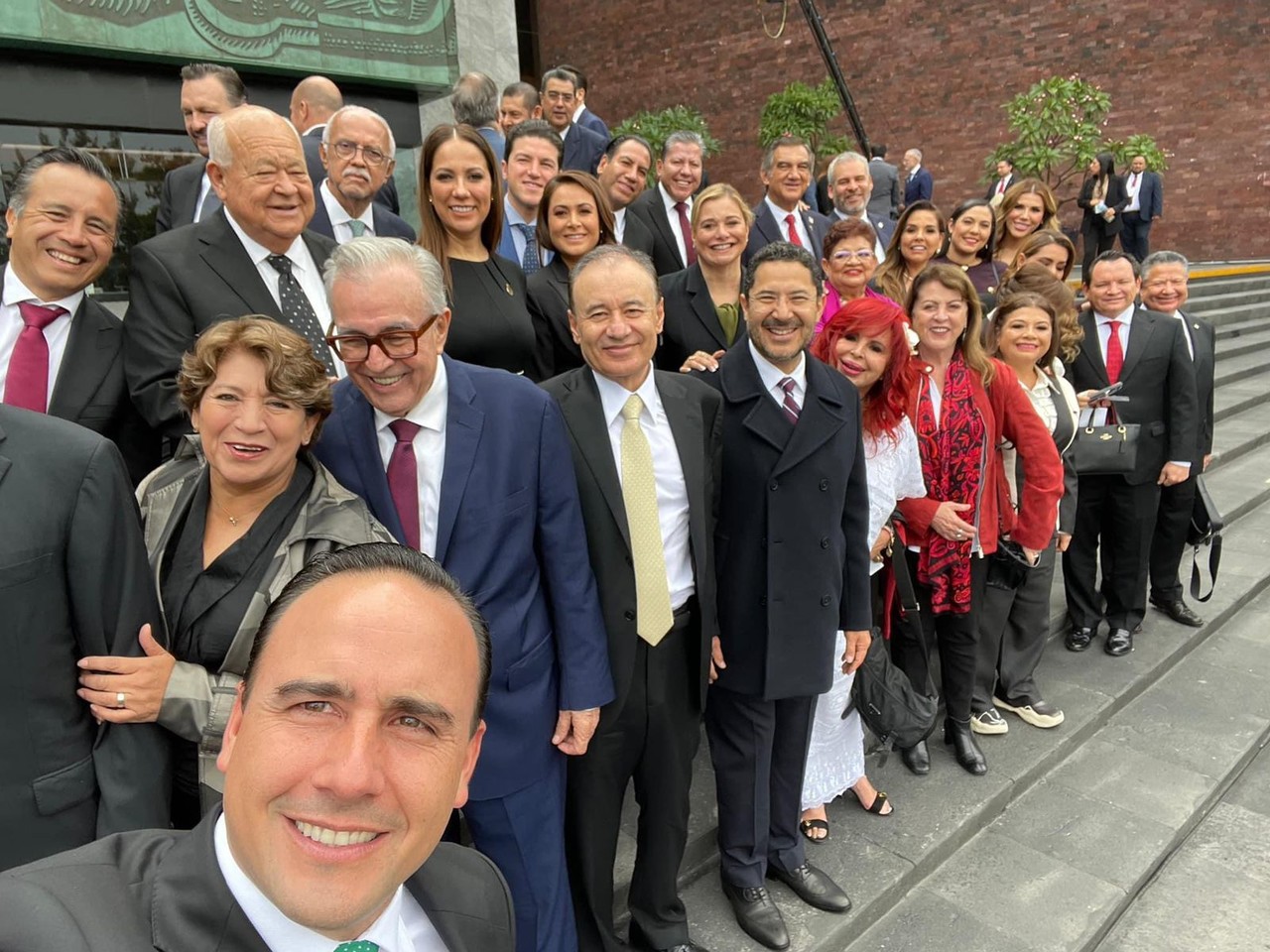 El gobernador compartió además tres fotografías en las que posa junto a otros gobernadores.