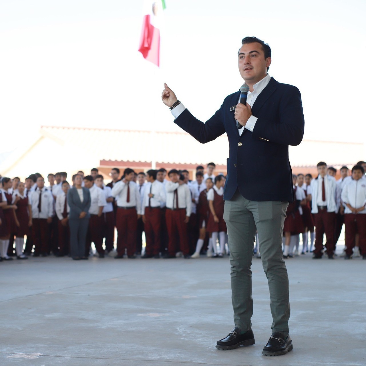 Manuel Guerra Cavazos alcalde de García en la secundaria Gabriel García Márquez. Foto: Facebook Gobierno de García.