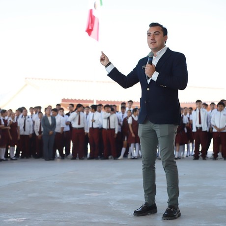 Manuel Guerra Cavazos visita secundaria por 'Lunes Cívico' en García