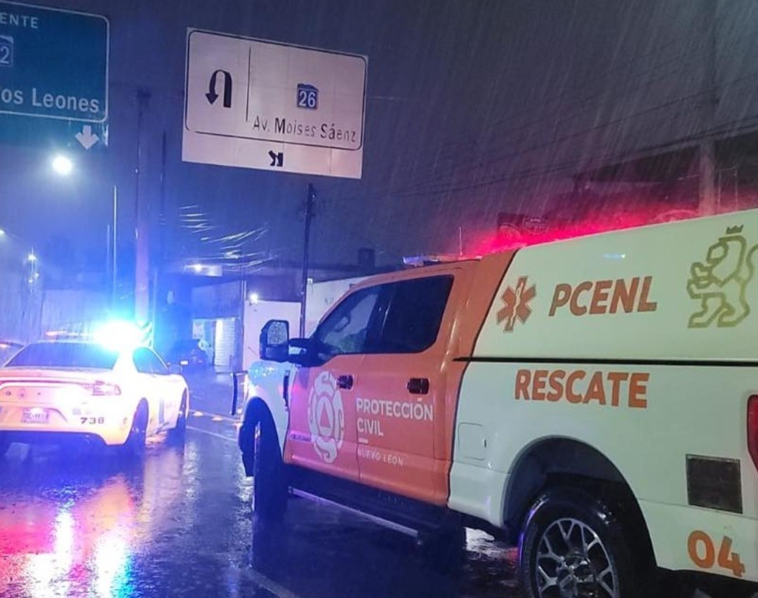 Autoridades municipales y estatales llevando a cabo cierres viales por las lluvias en Monterrey. Foto: Protección Civil de Nuevo León.