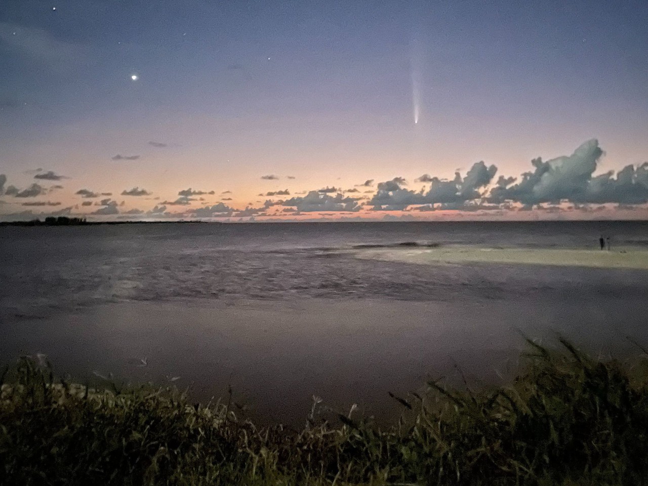 El cometa Tsuchinshan-ATLAS ofrece un espectáculo a los yucatecos pues se puede ver a simple vista durante este mes en la región.- Fotos de José García