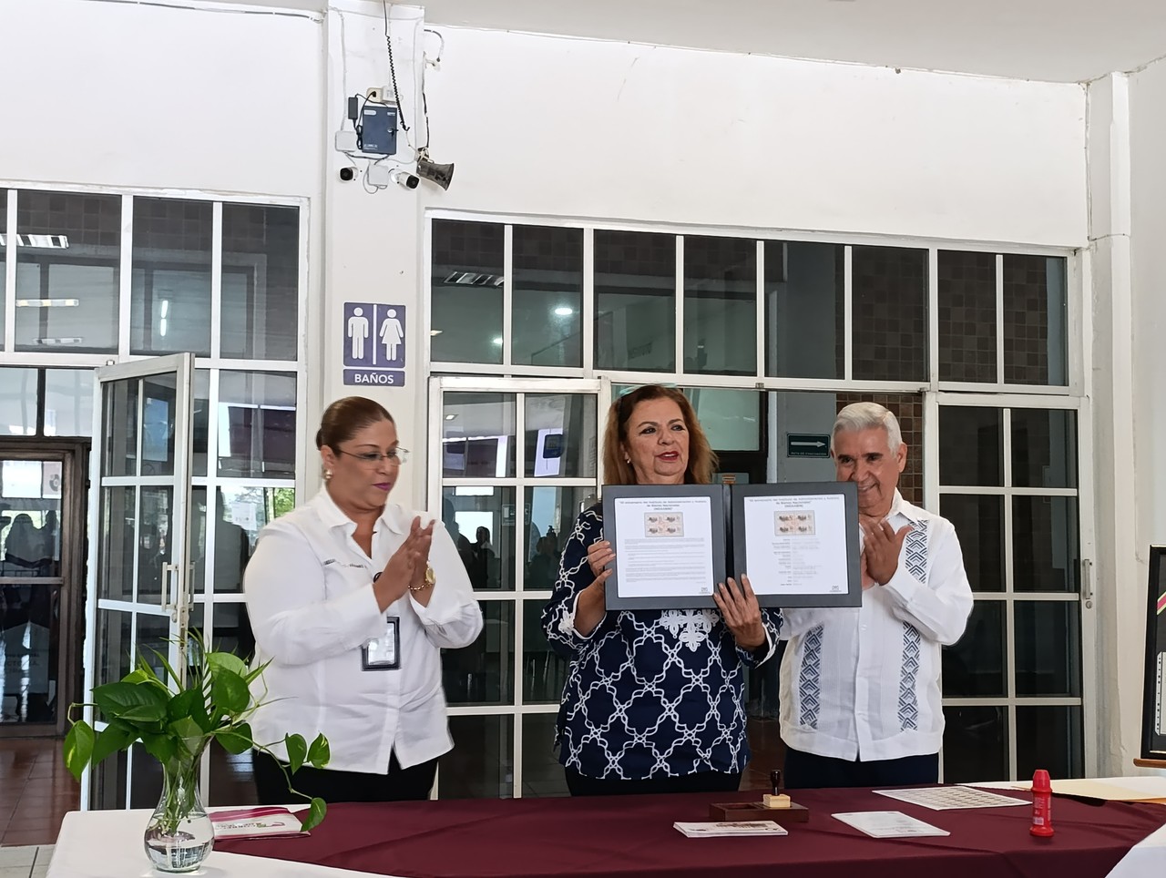 Este 2024 el Instituto de Administración y Avalúos de Bienes Nacionales (INDAABIN) festeja su 20 aniversario con un Billete de Lotería Nacional y un Timbre Postal. Foto: Victoria Jiménez