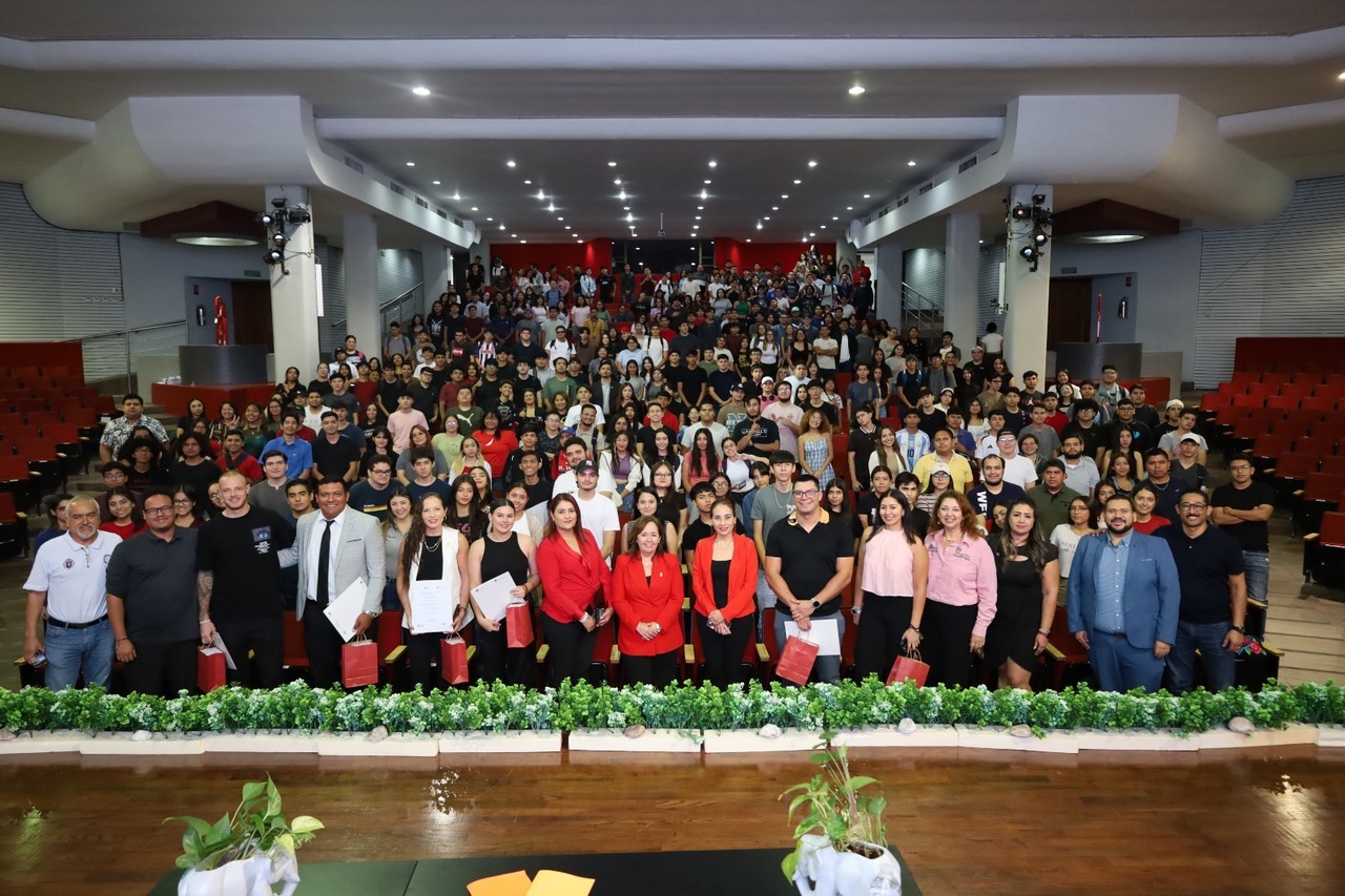 Los egresados éxitosos e invitados a la conferencia de FACPYA. Foto: Facebook Facultad de Contaduría Pública y Administración.