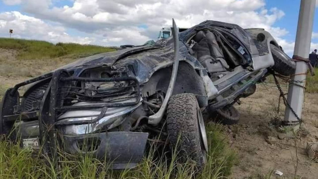 Camioneta Ford Lobo destrozada por la volcadura en la carretera / Foto: El pionero