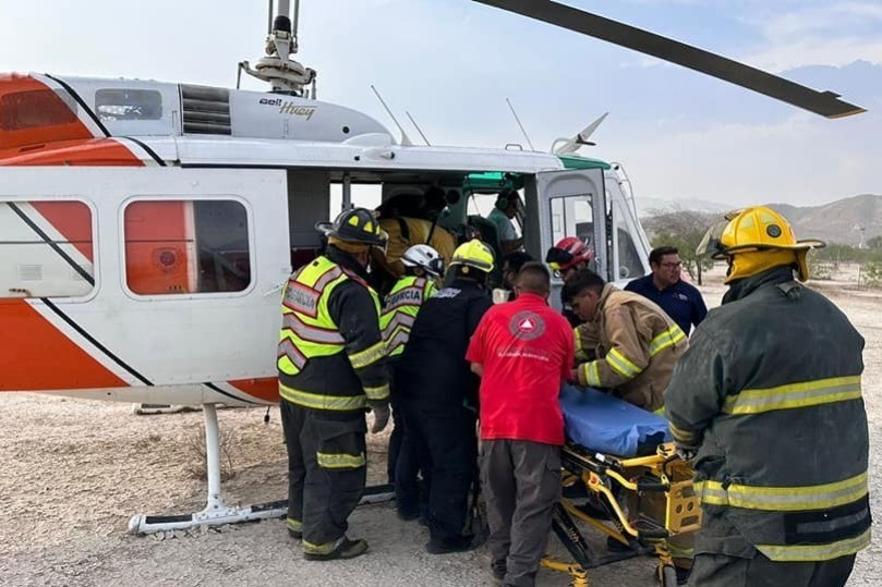 Rescate en helicóptero por parte de Protección Civil. Foto: Protección Civil de Nuevo León.