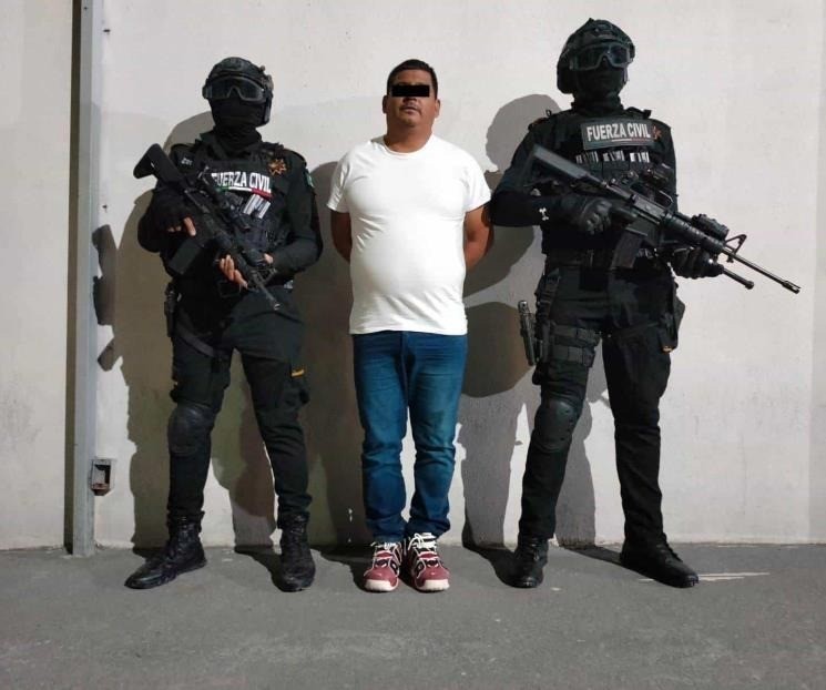 El hombre detenido junto a los oficiales de Fuerza Civil. Foto: Fuerza Civil.