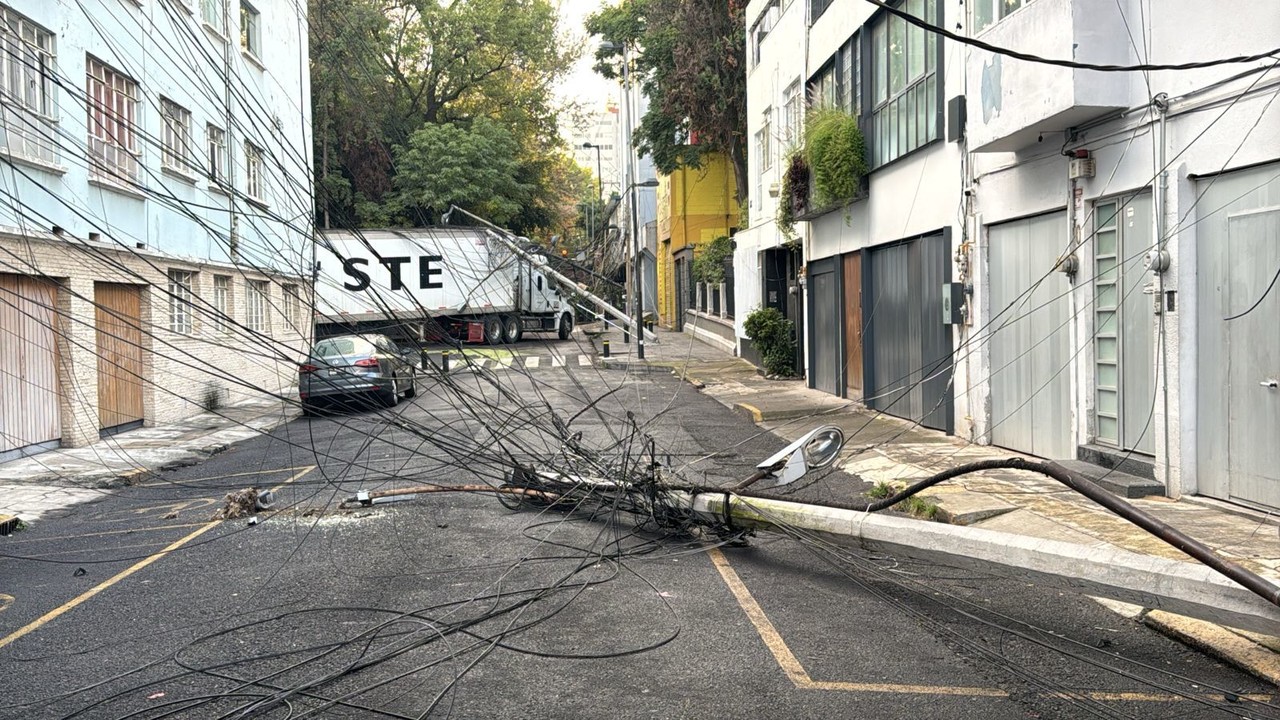 Tráileres derriban poste de luz en la Roma Norte. Foto: Ramón Ramírez